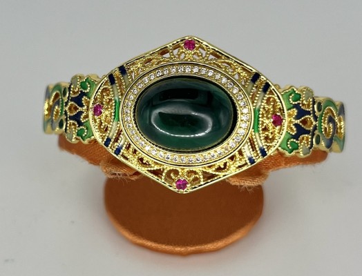 Prunkvoller Armreif, Goldfarben mit grüner Jade.