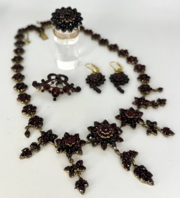 Granatschmuck-Set, bestehend aus fünf Teilen, vergoldet.