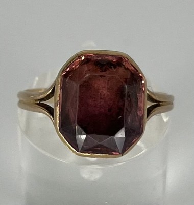 Ring mit rot-bräunlichem Edelstein, Gelbgold 333 vergoldet.