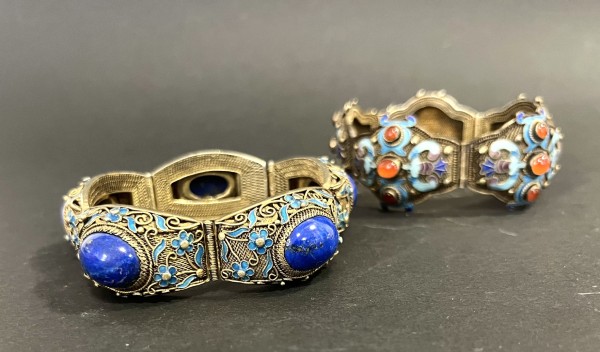Zwei asiatische Armbänder, Modeschmuck.