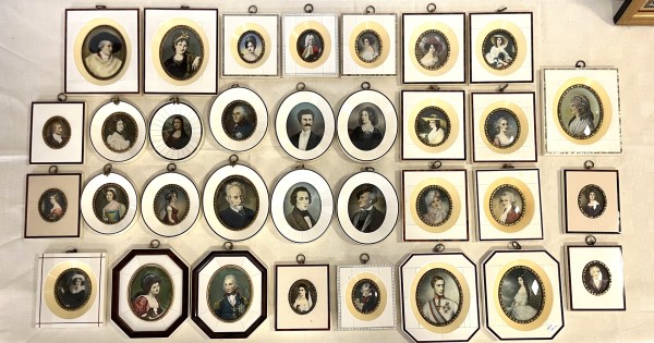 Großes Konvolut an Bein-Miniaturen, insgesamt 33 Stück, Repliken nach Originalen aus dem 17. und 18. Jahrhundert.