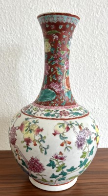 Bodenvase, China, 20. Jahrhundert. Bauchige Vase nach oben verjüngend.