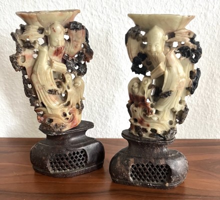 Specksteinobjekte, drei Stück, zwei Kerzenleuchter und eine Figur mit Halterung.