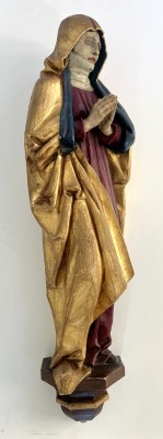 Anonym (20. Jahrhundert) Betende, Lindenholz. Auf einem Sockel stehende Nazarenerin umwickelt von einem sehr schönen Gewand in Goldfarbe und rot, guter Zustand. Höhe 65 cm