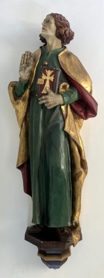 Anonym (20. Jahrhundert) Gelehrter, Lindenholz. Auf einem Sockel stehender Nazarener umwickelt von einem sehr schönen goldfarbenem Umhang und grünem Gewand, guter Zustand einer schönen Schnitzerei. Höhe 65 cm