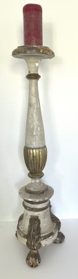 Altarleuchter, Holz, um 1800. Farblich gefasst in Gold und Weiß. Kerze als Beigabe.
