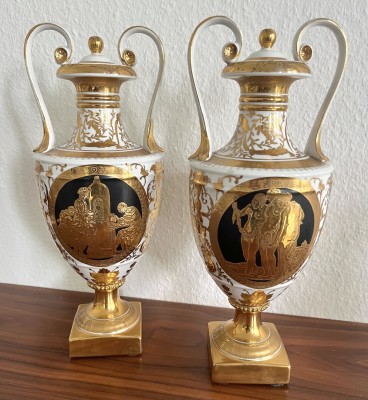 Royal Kopenhagen, Amphoren Vase mit Deckel, zwei Stück, Ende 19 Jahrhundert. Dargestellt sind zwei Szenen des Gottes Hermes. Prunkvolle Objekte mit Goldstaffage. Teilweise Abplatzungen, Prinzipiell in gutem Zustand.