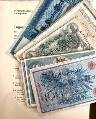 Deutschland-Konvolut, Tagesordnung des Bundestags und Reichsbanknoten. Enthalten sind die ersten sechs Sitzungen des Bundestags und die 145.,146. und 147. Sitzung, 1976.