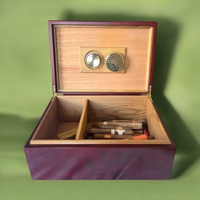 Humidor mit Zigarren und Zigarrenschneider, Mahagoni. Massive Box aus lackiertem Echtholz. Inklusive Hygrometer und Befeuchtungssystem. Dazu Zigarrenschneider und anderes Zubehör, sowie verschiedene Zigarren.