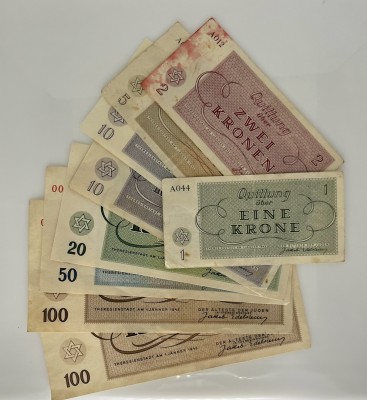 Theresienstadt, Geldscheinsatz, insgesamt 298 Kronen, 1943. Darunter 1 Krone, 2 Kronen, 5 Kronen, zwei 10 Kronen, 20 Kronen, 50 Kronen und zwei 100 Kronen.