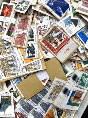Riesiges Briefmarkenkonvolut, Deutschland, Österreich, Frankreich, drittes Reich und vieles mehr. Ein ganzer Karton voller Briefmarken, darunter benutzte sowie Postfrische. Auch Briefe mit aufgeklebten Briefmarken sind zu finden. Vier Briefmarkenalben sind noch dabei.