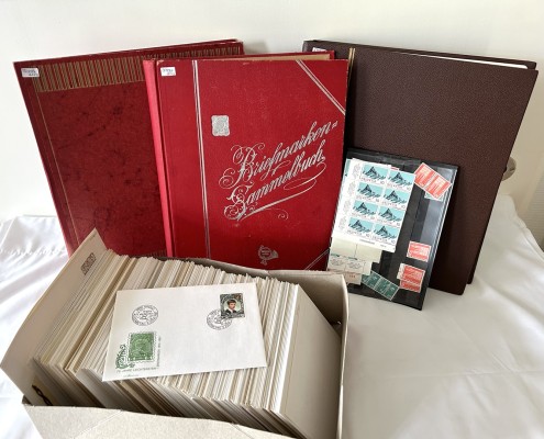 Briefmarken-Konvolut, drei Alben, eine Box und ein Heftchen.