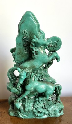 Kunstvolle Pferdefigur, China, grün, Plastik.