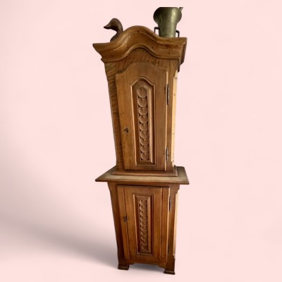 Aufsatzschrank aus der Periode Louis XVI, massiv Weichholz. Vorne und an den Seiten reich aus dem Vollen geschnitzt, ansonsten Nussbaumfurniert.