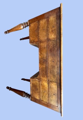 Biedermeier Damen-Schreibtisch, Nussbaum, um 1830, Beine eventuell später. Stammt aus dem Schloss in Bad Mergentheim. Acht Schübe.