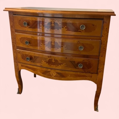 Modellkommode im Stil Louis XV, 20. Jahrhundert, reiche Intarsien-Einlegearbeiten, tropische Hölzer. Messingbeschläge an den Beinen. Drei Schübe.