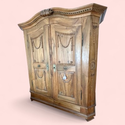 Louis XVI Kleiderschrank, Nussbaum, Zopfdekor als Aufbauten in Weichholz, um 1780.