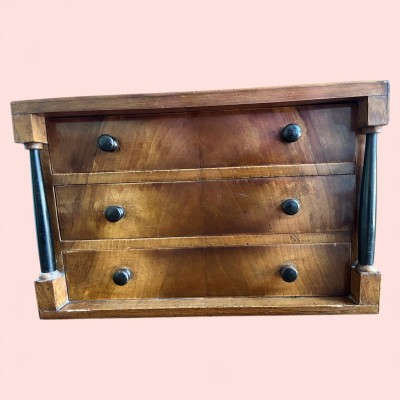 Modellkommode, Biedermeier, Anfang 19. Jahrhundert, Nussbaum.