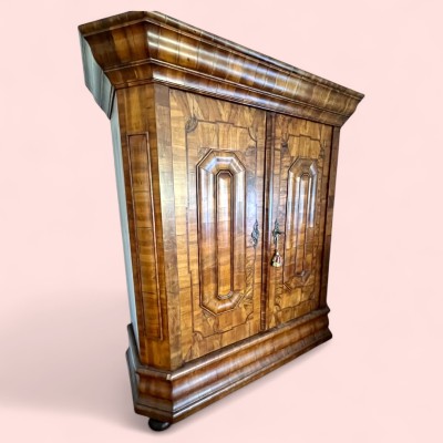 Barockschrank, Mitte bis Ende 18. Jahrhundert, Nussbaum.