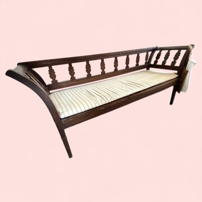 Frühbiedermeier Sofa, Historismus, Ende 17. bis Anfang 18. Jahrhundert. Sehr schöner Vertreter der Zeit mit dem gezeigten Eichenblattdekor in der Lehne. Selten in dieser Qualität und Zeit angeboten. Guter Zustand des Möbels und des Polsters.