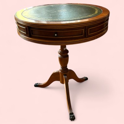 Beistelltisch im Stil von Louis XV, rund, 20 Jahrhundert. Drei kleine Schübe, auf dreibeinigem Fuß mit Messingtatzen, Tischplatte mit Ledereinlage.