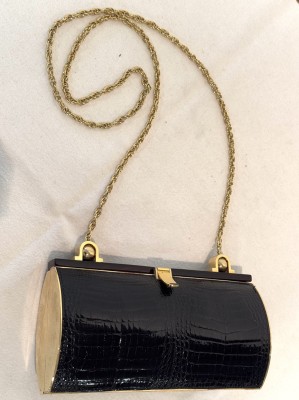 Abendhandtasche mit goldfarbener Tragekette.