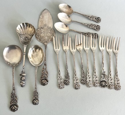 Silberkonvolut, 800 Silber (punziert). Bestehend aus zwei Sahnelöffeln, einem Tortenheber, neun Kuchengabeln und drei kleinen Löffeln. Gesamt 345 g.
