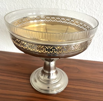 Pokal mit Glaseinsatz, versilbert. Repräsentative Konfekt Schale.