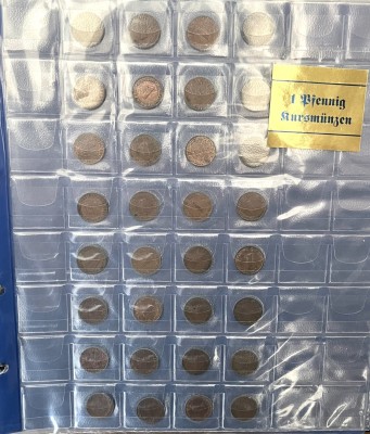 Münzkonvolut, Pfennige, Dollar, Franc, Kronen, Groschen. In einem Ordner zusammengefasst. Darunter: 132 ein Pfennigstücke in den Jahren 1948-1950/1966-1970/1971-1978/1979-1986/1987-1994. Ein Dollar Schein aus dem Jahr 1928. Eine Krone 1998, fünf Kronen 2008, 20 Kronen 2000. Zehn Groschen 1925, drei 1 Franc Münzen 1944/1948/1959, eine 2 Franc Münze 1946, vier 10 Franc Münzen 1946/1949/1955 und eine 100 Franc Münze 1955.