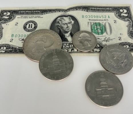 Gedenkmünzen, 200 Jahre Unabhängigkeit Amerikas, fünf Stück und ein Schein, 1976. Darunter ein zwei Dollar Schein, eine Half Dollar Münze, eine Quarter Dollar Münze, zwei Half Dollar Münzen und eine One Dollar Münze.