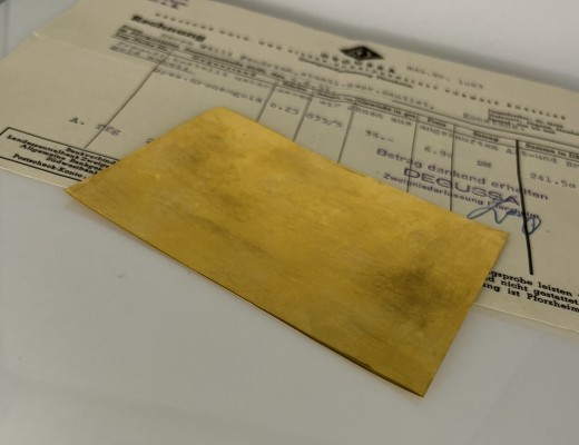 Goldplatte, 833 Kronengold, mit Degussa Rechnung, 104,7g.