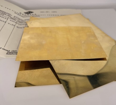 Goldplatte, 833 Kronengold, drei Stück, mit Degussa Rechnung, 159,0g.