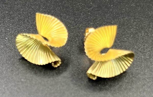 Zwei Ohrstecker, 585 Gelbgold, Fächerform.