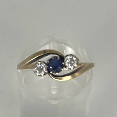 Ring mit zwei Brillanten und Saphir, 585 Gelbgold. Größe 53. In einer schönen Windung findet sich mittig ein Saphir, der von zwei Brillanten flankiert wird.