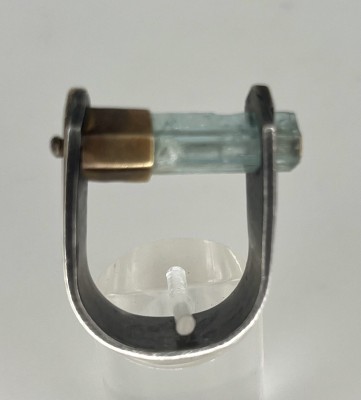 Design-Aquamarinring, Atelier Bazak, 925 Sterlingsilber, Größe 58. Außergewöhnliche U-Form, die am Ringkopf durch einen Aquamarinstift verbunden wird. Der Aquamarin mit einer kleinen Abplatzung.