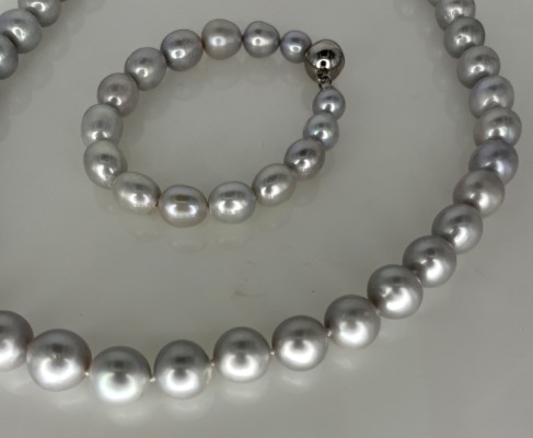 Perlenkonvolut, Kette und Armband, Silber. Magnetverschluss.