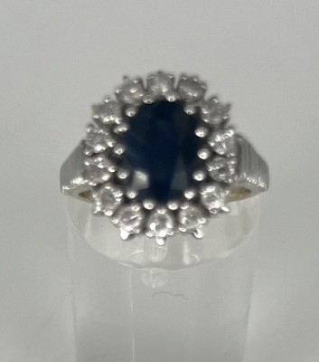 Saphirring mit Brillanten, 585 Weißgold mit 14 Brillanten jeweils um die 0,01ct, Größe 51. Schöner Ring mit mittig eingesetztem Saphir, der von 14 Brillanten umrandet ist. 5,06g.