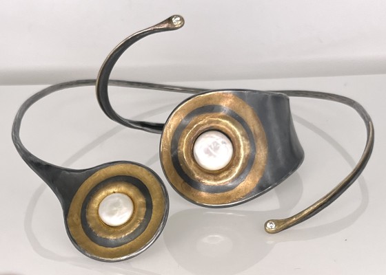 Design-Kette und Armreif, Zobel 1983, 925 Sterlingsilber, Brillant um 0,01 ct. Feinste Schmiedekunst in industriellem Design. Beide Schmuckobjekte schön gewunden, enden in einem bicoloren Kreis mit jeweils einer Perle.