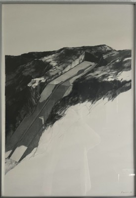 Tuma, Peter (1938 geboren) Rampe, 1978, Radierung. Eine stilvolle Darstellung einer Rampe am Berg. Das Bild passt stilistisch super zu den weiteren Bildern, die von Janssen angeboten werden.