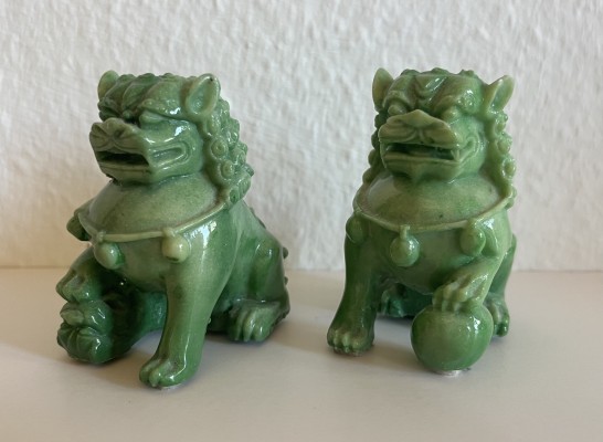Zwei Figuren des Fu-Hundes.