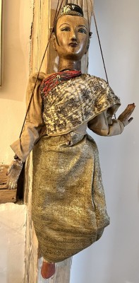Thailändische Marionette, 19./20. Jahrhundert. Schmuckvolle Marionette mit bemaltem Gesicht. Das Gewand besteht aus prachtvoll besticktem Stoff und vervollständigt die detaillierte Ausarbeitung.