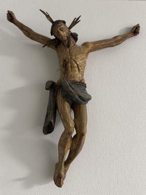 Kruzifix aus Holz geschnitzt.