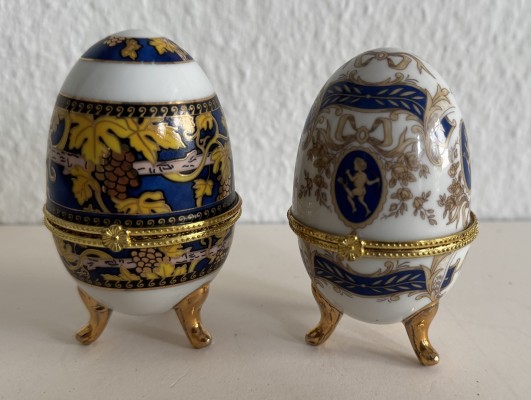 Porzellan-Eier im Stil Fabergés, zwei Stück.