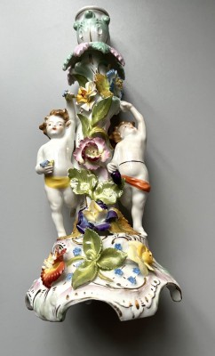 Potschappel Dresden, Kerzenleuchter, gestützt von zwei Putti. Filigrane Arbeit in polychromen Dekor, mit plastischen Blumen.