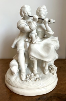 Volkstedt-Rudolstadt Porzellanfigur, Paar mit Flöte, 20. Jahrhundert. Fein ausgeformte Darstellung eines Pärchens mit Flöte, Lamm und Blumen.