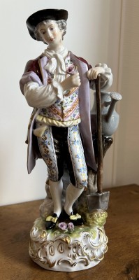 Volkstedt-Rudolstadt Porzellanfigur, Mann mit Schaufel und Wasserkanne, 20. Jahrhundert. Darstellung eines Mannes mit Schaufel und Wasserkanne. Reich bemalt und vergoldet.