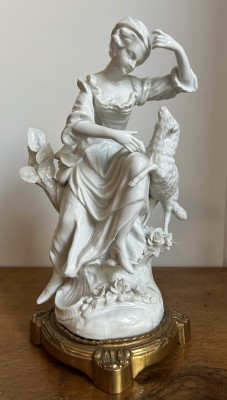 Volkstedt-Rudolstadt Porzellanfigur, Frau mit Lamm, 20. Jahrhundert. Schöne Darstellung einer Frau mit Lamm und Blumen. Auf vergoldetem Sockel befestigt.