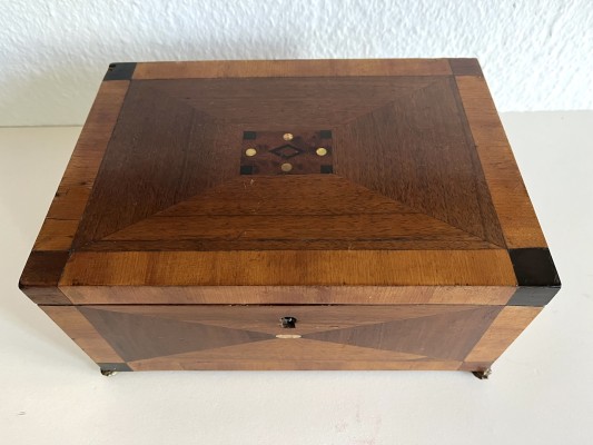 Schatulle, 19. Jahrhundert, Mahagonie/Teakfurnier, teilweise mit Perlmutteinlage. Auf kleinen Löwentatzen.