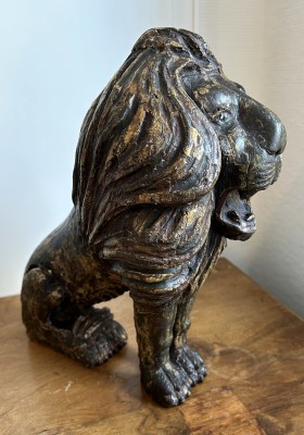 Anonym (vermutlich 16. Jahrhundert), Löwenskulptur, Holz, handgeschnitzt mit eingelegten Augen.