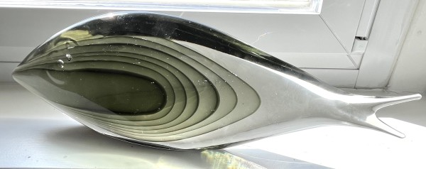 Anatra, Renato (1943 geboren) Fisch, 2002, Murano Glas. Fisch mit Auge und grün schillernder Körperstruktur, in der Sonne ergibt sich ein wunderschönes Lichtspiel.